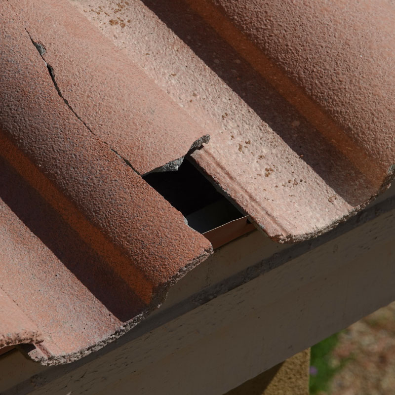 Les Petits Couvreurs de la Loire - Dépannage tuiles ou ardoises cassées et déplacées